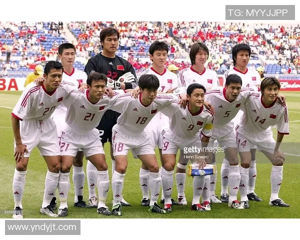 身着蓝色战袍的足球巨星在绿茵场上尽显非凡风采